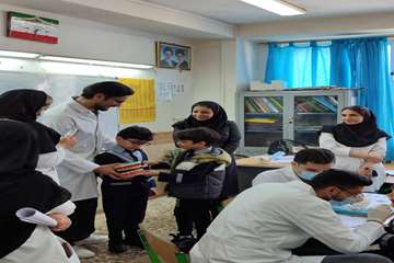 غربالگری سلامت دهان و دندان در مدارس توسط دانشجویان دانشکده دندانپزشکی